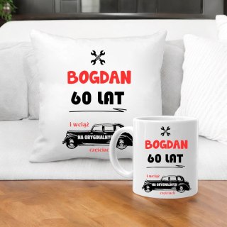 PODUSZKA I KUBEK PREZENT NA URODZINY 40 50 60 LAT DOWOLNY WIEK I IMIĘ #