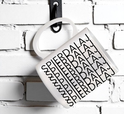 Kubek z ukrytym przekleństwem na śmieszny prezent do pracy na różne okazje