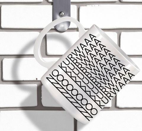 Kubek z ukrytym przekleństwem na śmieszny prezent do pracy na różne okazje