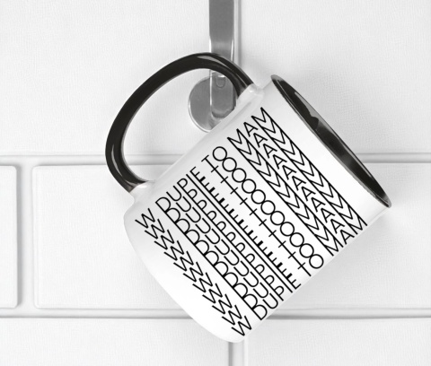 Kubek z ukrytym przekleństwem na śmieszny prezent do pracy na różne okazje