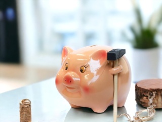 Skarbonka ŚWINKA ceramiczna duża rozbijana z młotkiem pomysłowy prezent