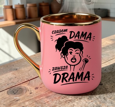 Kubek PREMIUM z nadrukiem śmieszny prezent - Czasem Dama, zawsze drama